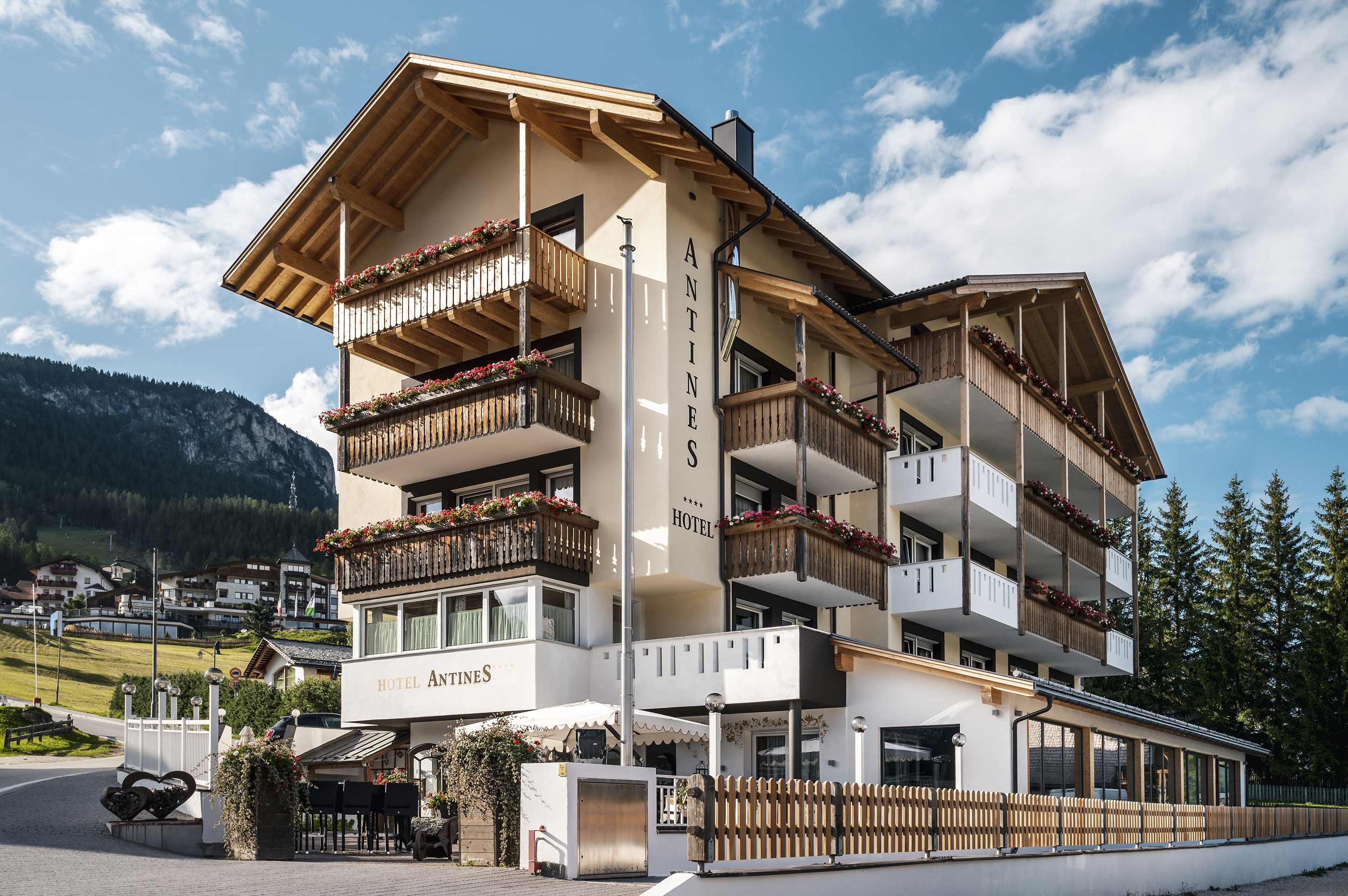 Summer hotel antines1